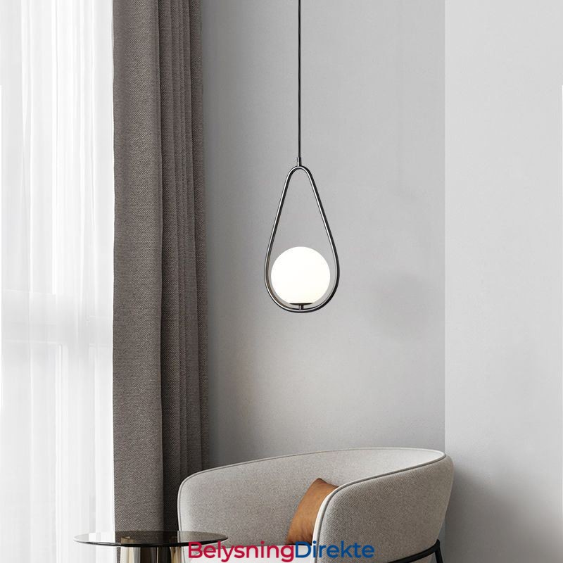 Moderne Globeformet Pendellampe I Glass Med Vanndråper