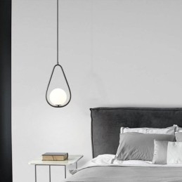 Moderne Globeformet Pendellampe I Glass Med Vanndråper