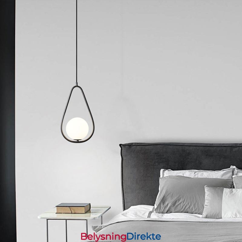 Moderne Globeformet Pendellampe I Glass Med Vanndråper