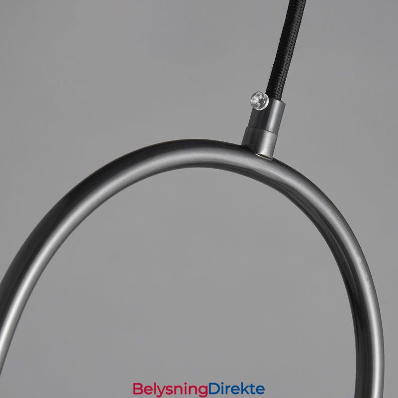 Moderne Globeformet Pendellampe I Glass Med Vanndråper