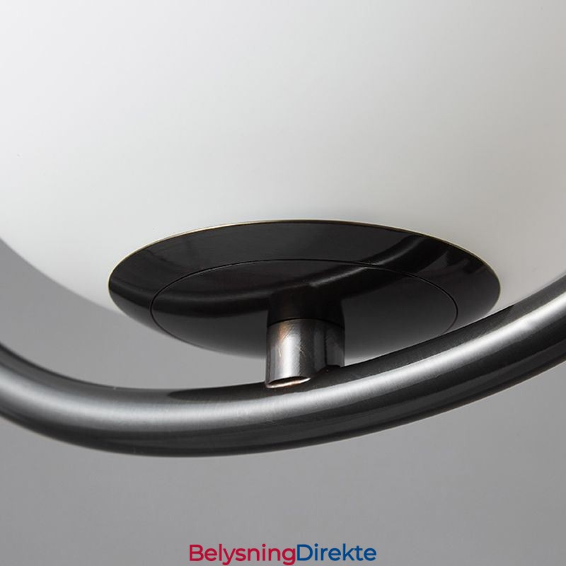 Moderne Globeformet Pendellampe I Glass Med Vanndråper