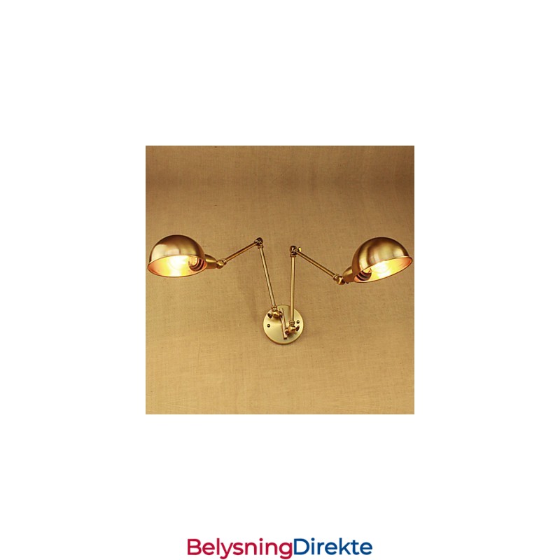 Den Nye Bronse-Inspirerte Nostalgiske Moderne Landlige Midtgangen I Stuen, Varm, Lysende, Lang Arm Av Jernvegg