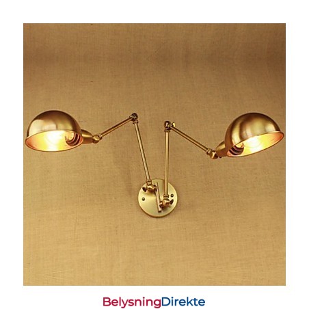 Den Nye Bronse-Inspirerte Nostalgiske Moderne Landlige Midtgangen I Stuen, Varm, Lysende, Lang Arm Av Jernvegg