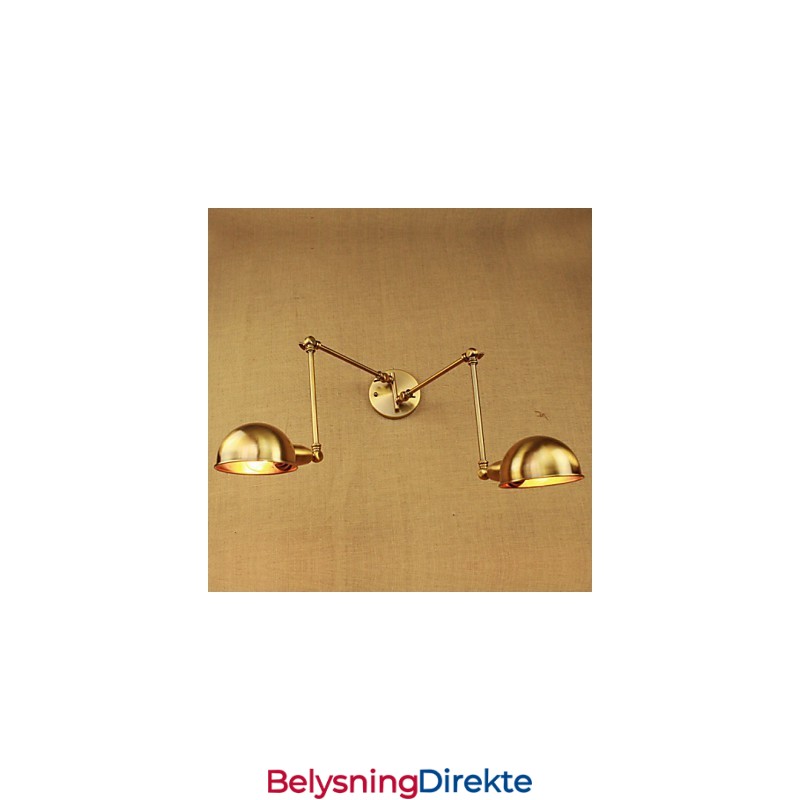 Den Nye Bronse-Inspirerte Nostalgiske Moderne Landlige Midtgangen I Stuen, Varm, Lysende, Lang Arm Av Jernvegg