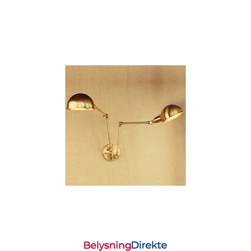 Den Nye Bronse-Inspirerte Nostalgiske Moderne Landlige Midtgangen I Stuen, Varm, Lysende, Lang Arm Av Jernvegg