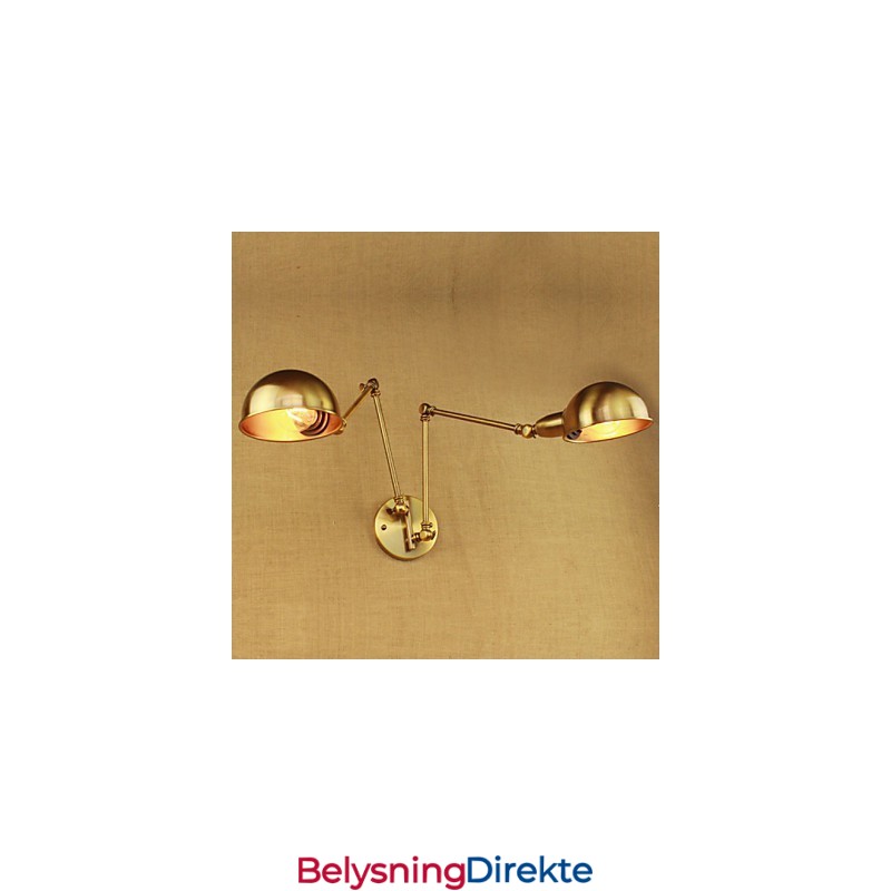 Den Nye Bronse-Inspirerte Nostalgiske Moderne Landlige Midtgangen I Stuen, Varm, Lysende, Lang Arm Av Jernvegg