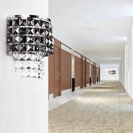 Moderne Vegglampe Med Stoffskjerm I Metallplate I Krystallstil