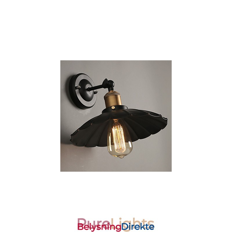 Kreativ Trapp Som Restaurerer Gamle Måter, Enkelthodet, Svart Kjole, Smijernsvegglampe