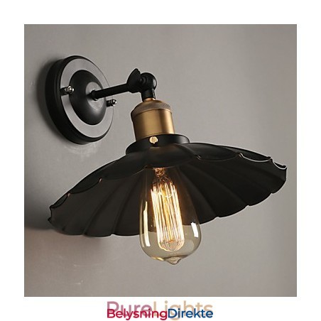 Kreativ Trapp Som Restaurerer Gamle Måter, Enkelthodet, Svart Kjole, Smijernsvegglampe