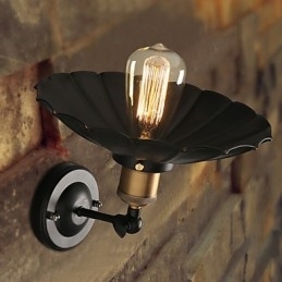 Kreativ Trapp Som Restaurerer Gamle Måter, Enkelthodet, Svart Kjole, Smijernsvegglampe