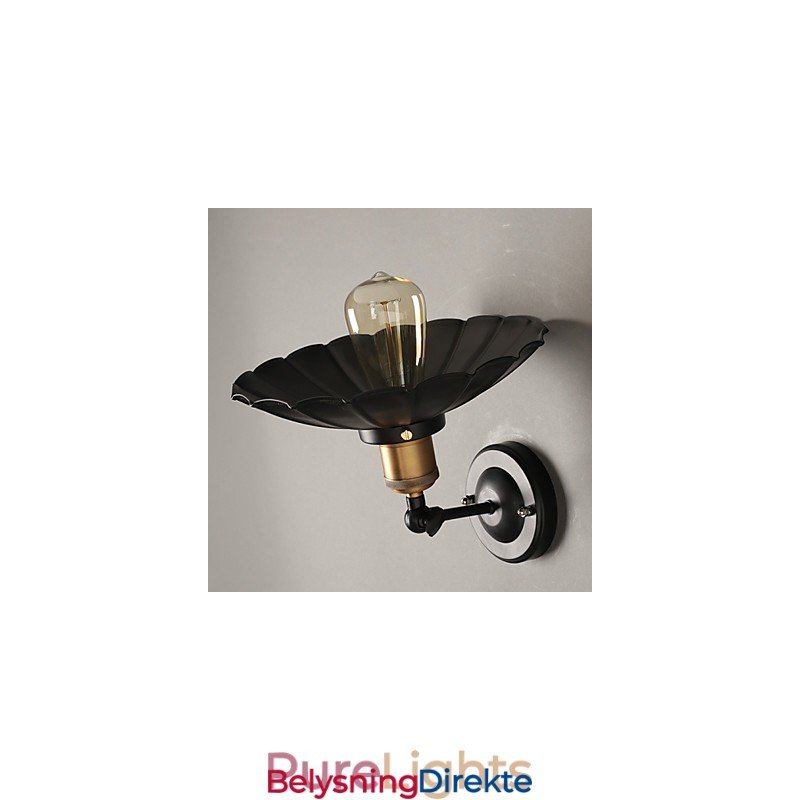 Kreativ Trapp Som Restaurerer Gamle Måter, Enkelthodet, Svart Kjole, Smijernsvegglampe