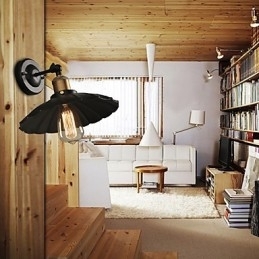 Kreativ Trapp Som Restaurerer Gamle Måter, Enkelthodet, Svart Kjole, Smijernsvegglampe