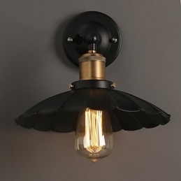 Kreativ Trapp Som Restaurerer Gamle Måter, Enkelthodet, Svart Kjole, Smijernsvegglampe