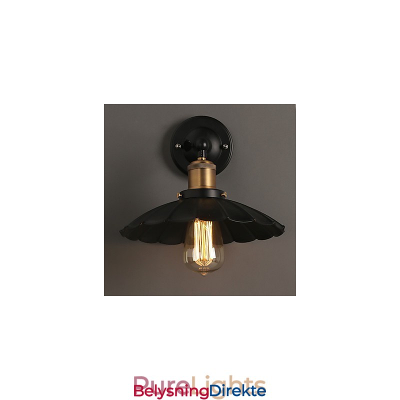 Kreativ Trapp Som Restaurerer Gamle Måter, Enkelthodet, Svart Kjole, Smijernsvegglampe