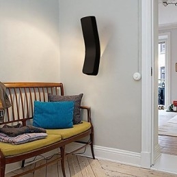 Kontraktert Og Moderne Kreativ Bøyd Smijernsvegglampe Med Strømlamper