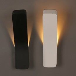 Kontraktert Og Moderne Kreativ Bøyd Smijernsvegglampe Med Strømlamper