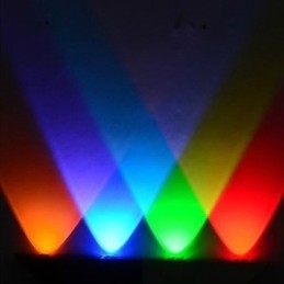 Moderne Vegglampe Med Svart Og Sølvfarget Elegant Trekantdesign