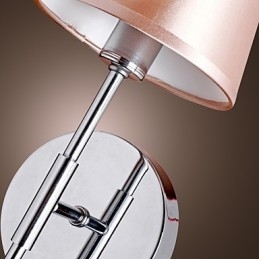 Enkelt Designet Vegglampe I Varmt Lys