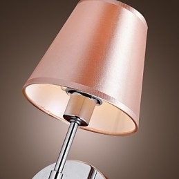 Enkelt Designet Vegglampe I Varmt Lys