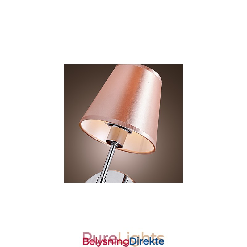 Enkelt Designet Vegglampe I Varmt Lys