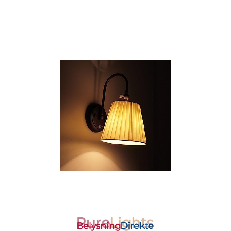 Jernvegglampe Med Stoffskjerm I Én Lyskilde