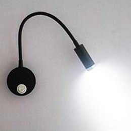 Vegglampen Til Vegglampen Til Hodet På Slangesengen Er Opplyst Av Lysleselampen