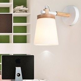 Vegglampe Med Glassskjerm Og Metallfot Har Omgivelseslys, Vegglampetter