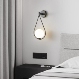 Moderne Globeformet Vegglampe I Glass Med Svart Vanndråpeform