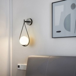 Moderne Globeformet Vegglampe I Glass Med Svart Vanndråpeform