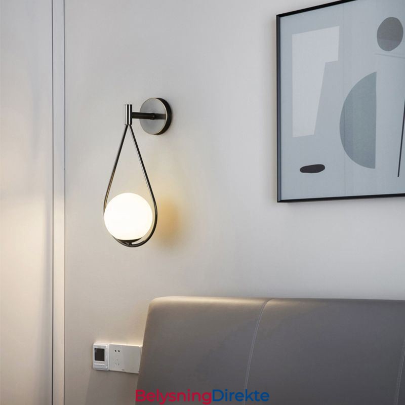 Moderne Globeformet Vegglampe I Glass Med Svart Vanndråpeform