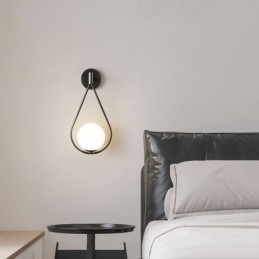 Moderne Globeformet Vegglampe I Glass Med Svart Vanndråpeform