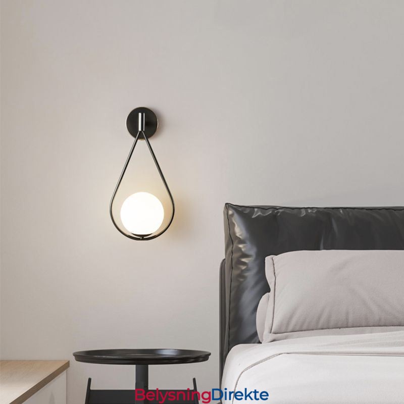 Moderne Globeformet Vegglampe I Glass Med Svart Vanndråpeform