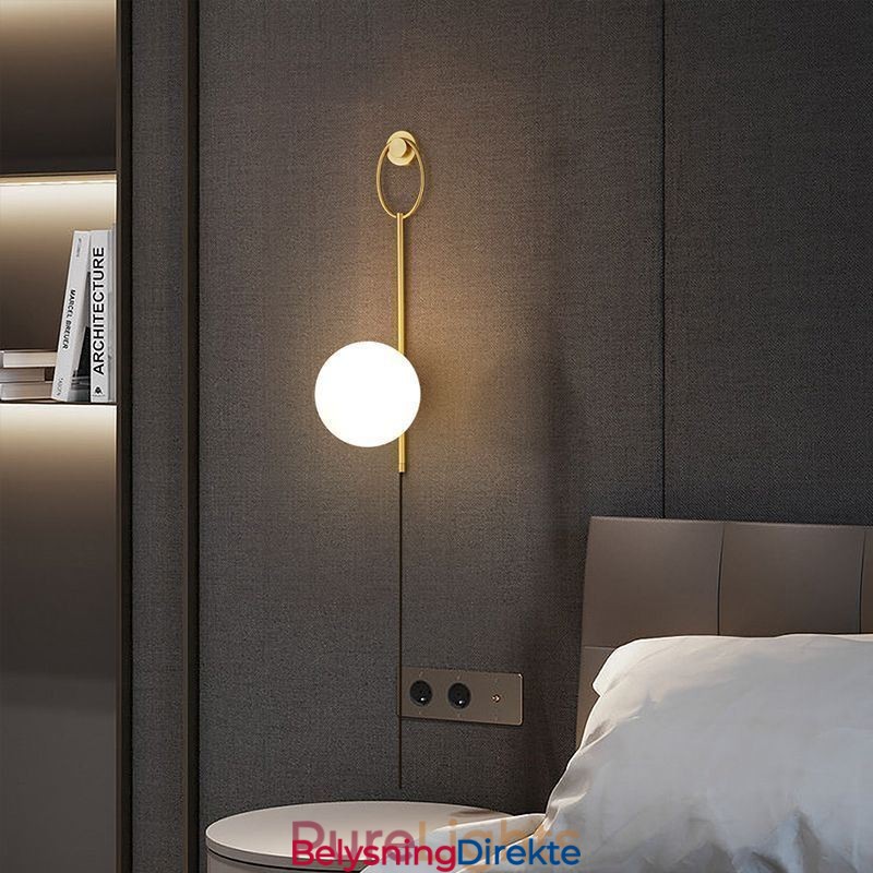 Moderne Globeformet Vegglampe I Børstet Gullfarget Glass