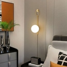 Moderne Globeformet Vegglampe I Børstet Gullfarget Glass