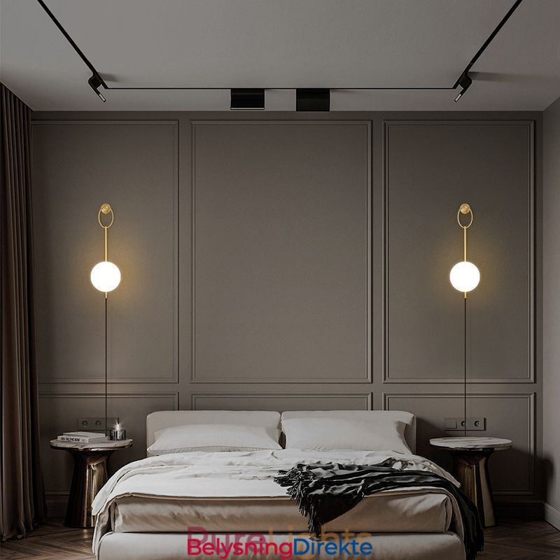 Moderne Globeformet Vegglampe I Børstet Gullfarget Glass