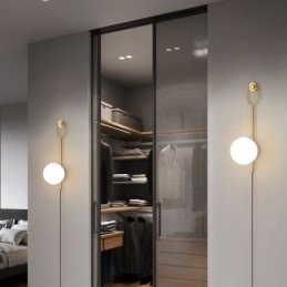 Moderne Globeformet Vegglampe I Børstet Gullfarget Glass