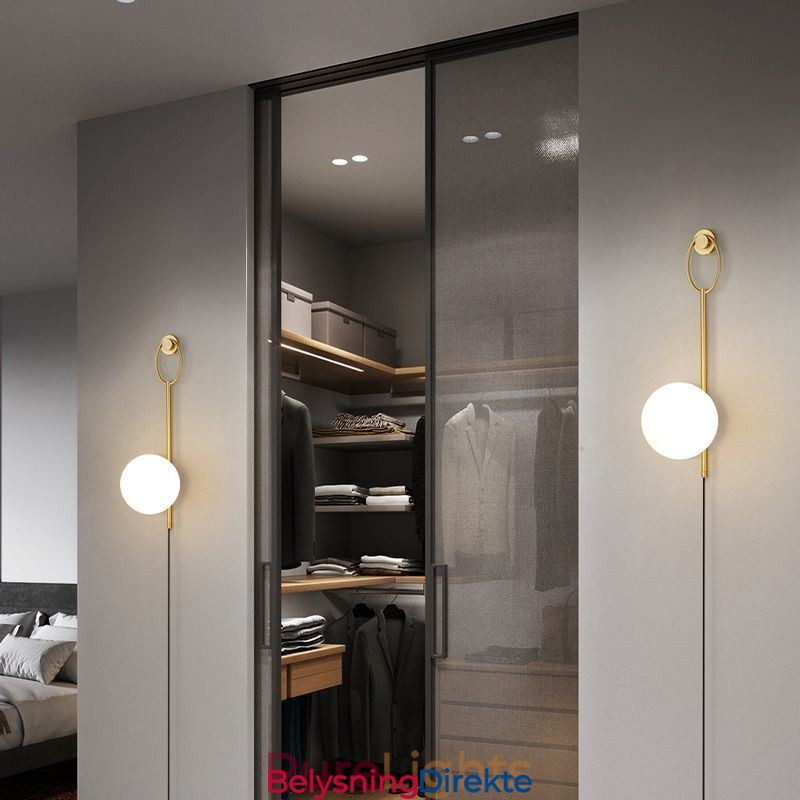 Moderne Globeformet Vegglampe I Børstet Gullfarget Glass