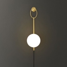 Moderne Globeformet Vegglampe I Børstet Gullfarget Glass