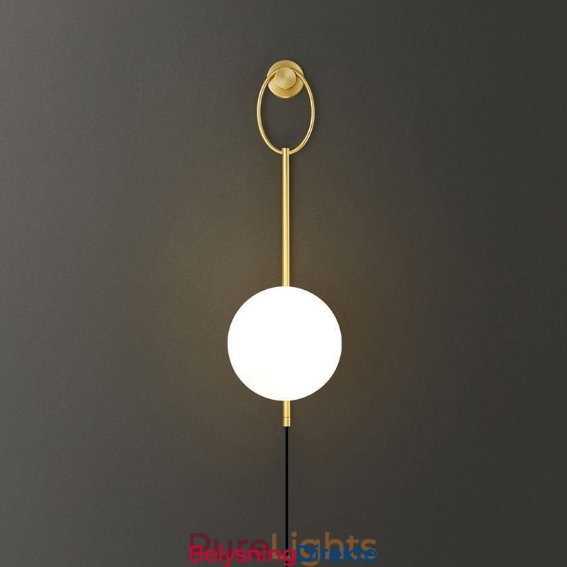 Moderne Globeformet Vegglampe I Børstet Gullfarget Glass