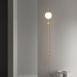 Moderne Globeformet Vegglampe I Børstet Gullfarget Glass