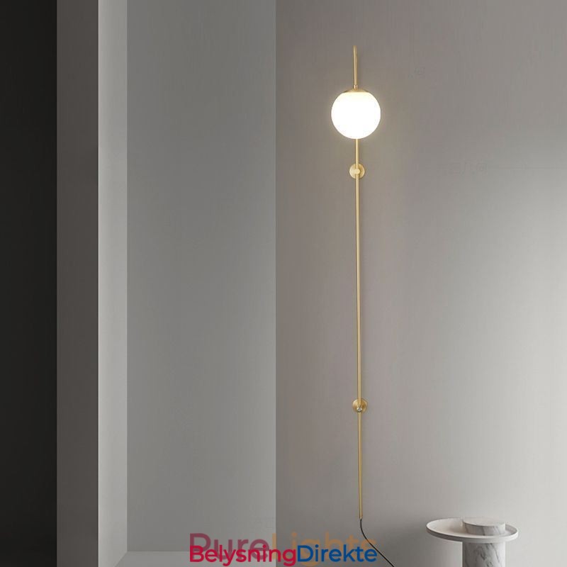 Moderne Globeformet Vegglampe I Børstet Gullfarget Glass