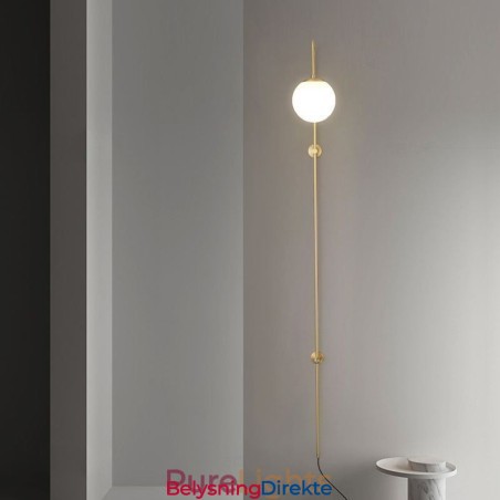 Moderne Globeformet Vegglampe I Børstet Gullfarget Glass