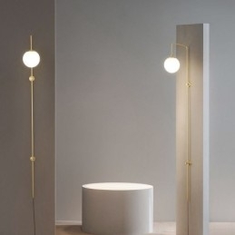 Moderne Globeformet Vegglampe I Børstet Gullfarget Glass