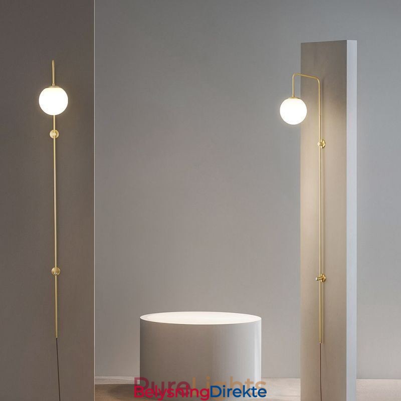 Moderne Globeformet Vegglampe I Børstet Gullfarget Glass