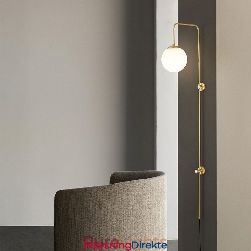 Moderne Globeformet Vegglampe I Børstet Gullfarget Glass