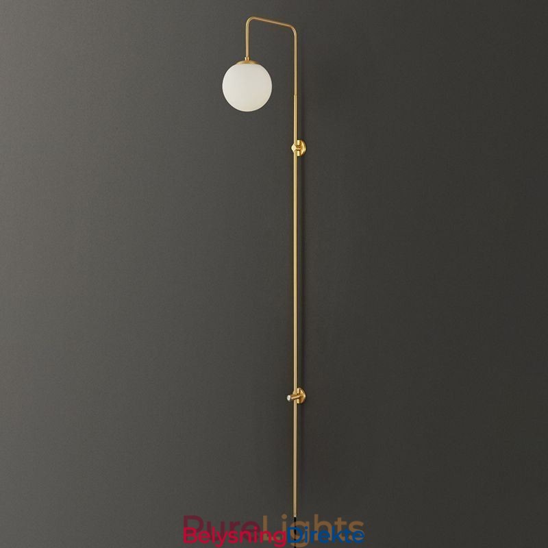 Moderne Globeformet Vegglampe I Børstet Gullfarget Glass