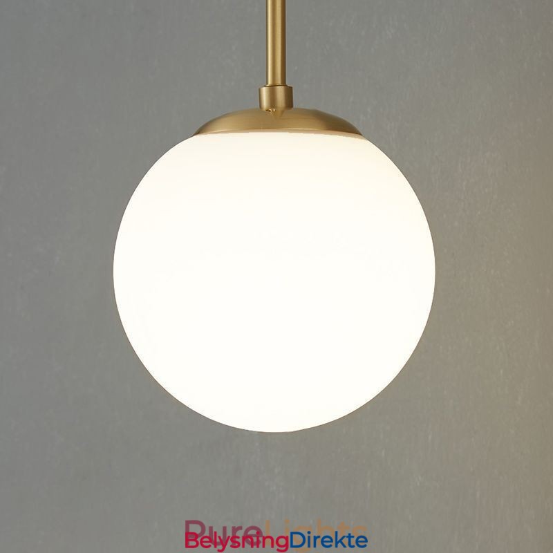 Moderne Globeformet Vegglampe I Børstet Gullfarget Glass
