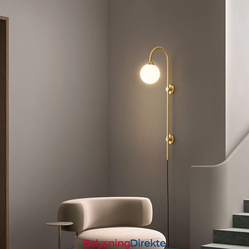 Moderne Vegglampe I Børstet Gull