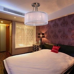 Moderne Akrylmontert Sylinderdesign Med Tre Lys